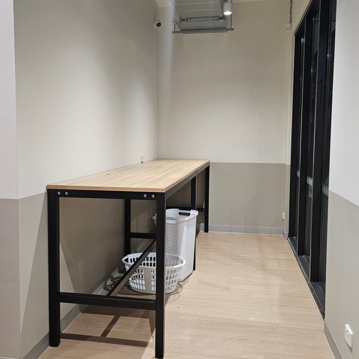 The customer folding bench area at LuxeSpin in Officer
